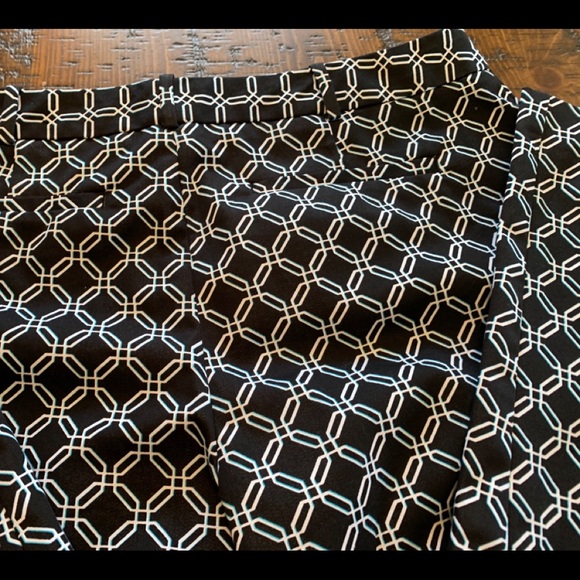 Worthington Capris, Size 10, EUC, Black, Blue and White. - Picture 5 of 11